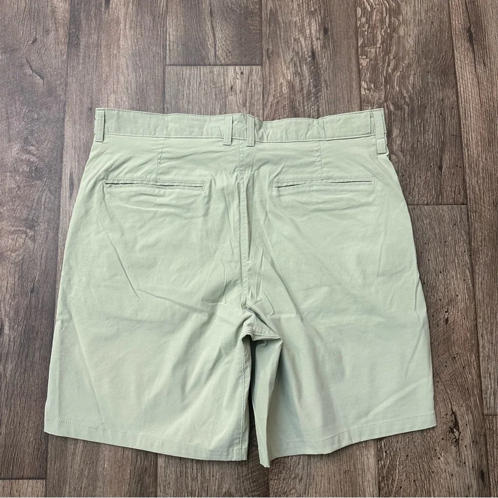The North Face Standard Fit Nylon blend Shorts Mens Size 38 Tea Green